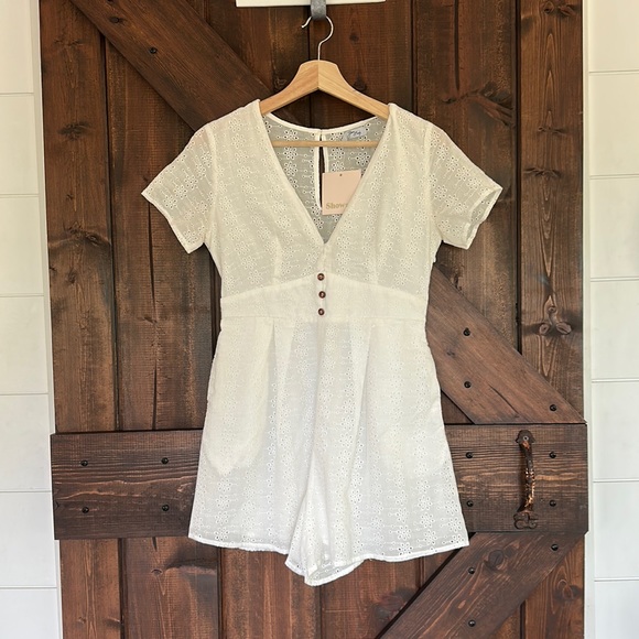 yours truly Pants - NWT WHITE EYELET DEEP V SHORT ROMPER SIZE 8